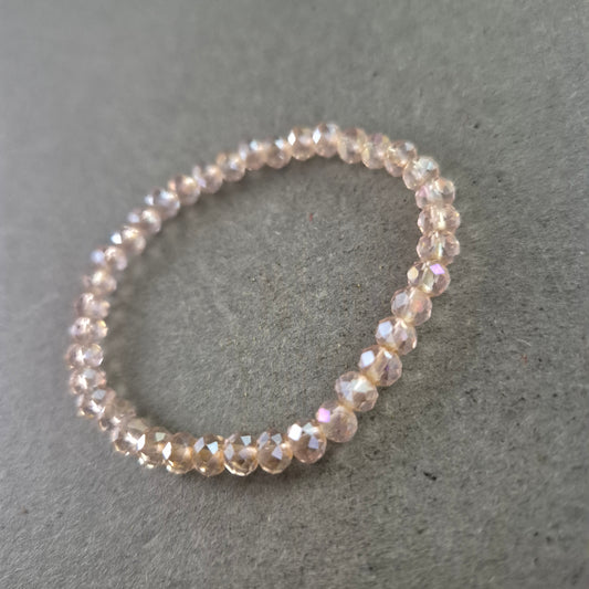 Elegantes Glasperlenarmband – Zart schimmerndes Accessoire