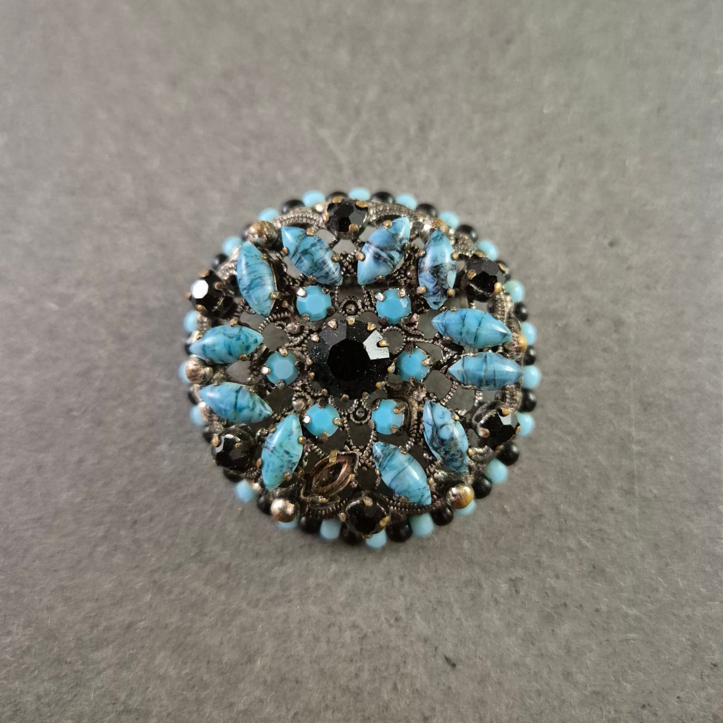 Vintage Brosche im Barockstil – Rundes Design mit türkisfarbenen Akzenten