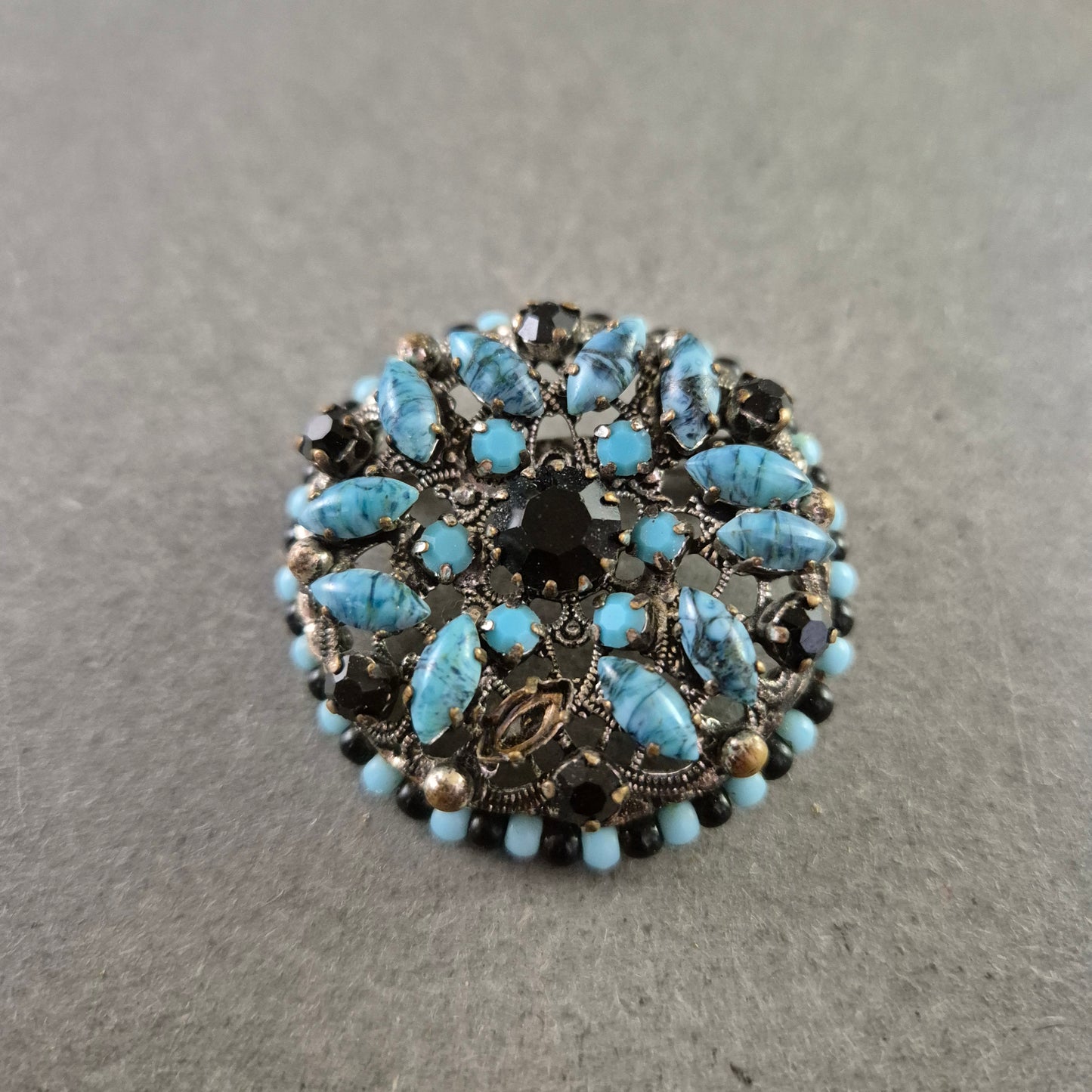 Vintage Brosche im Barockstil – Rundes Design mit türkisfarbenen Akzenten