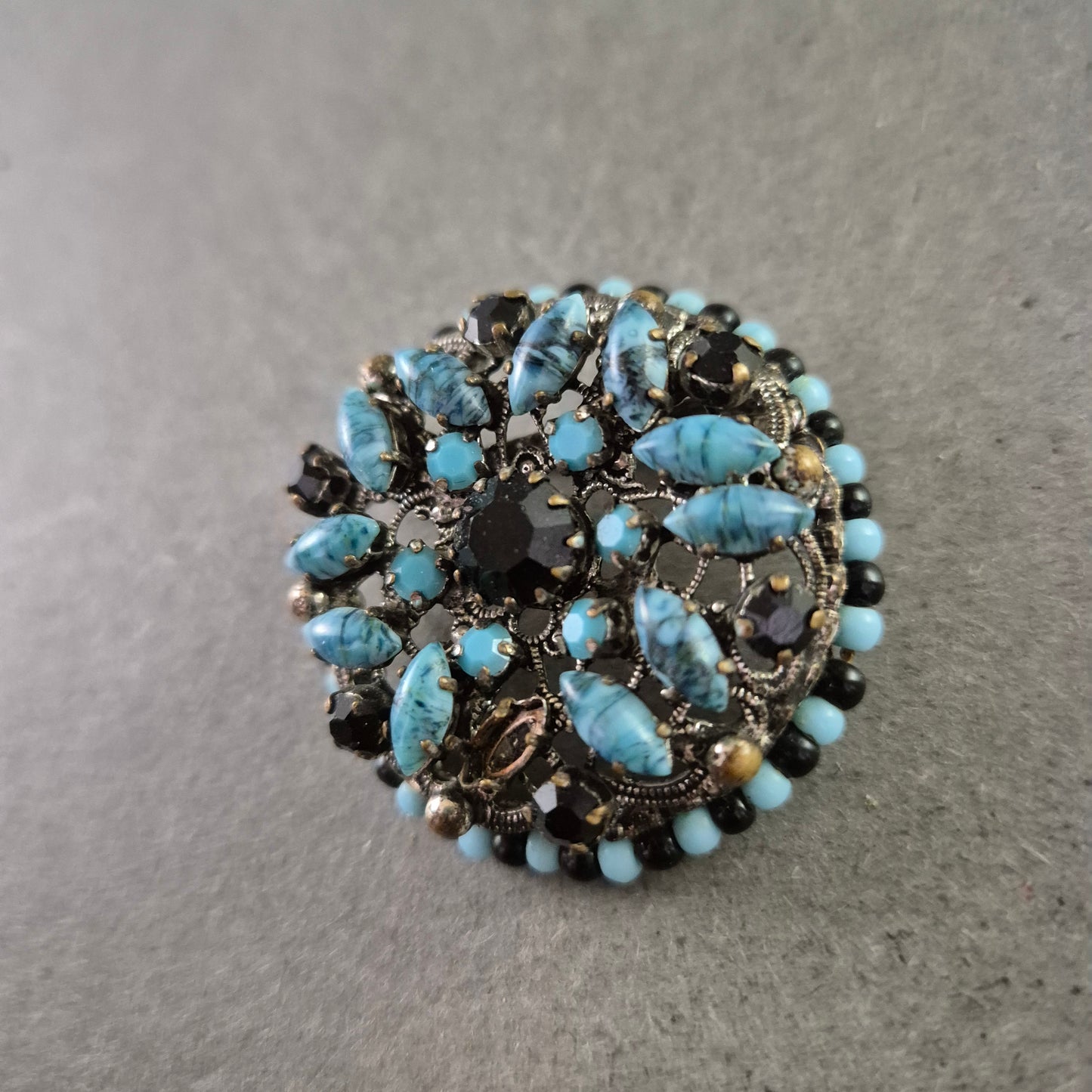 Vintage Brosche im Barockstil – Rundes Design mit türkisfarbenen Akzenten
