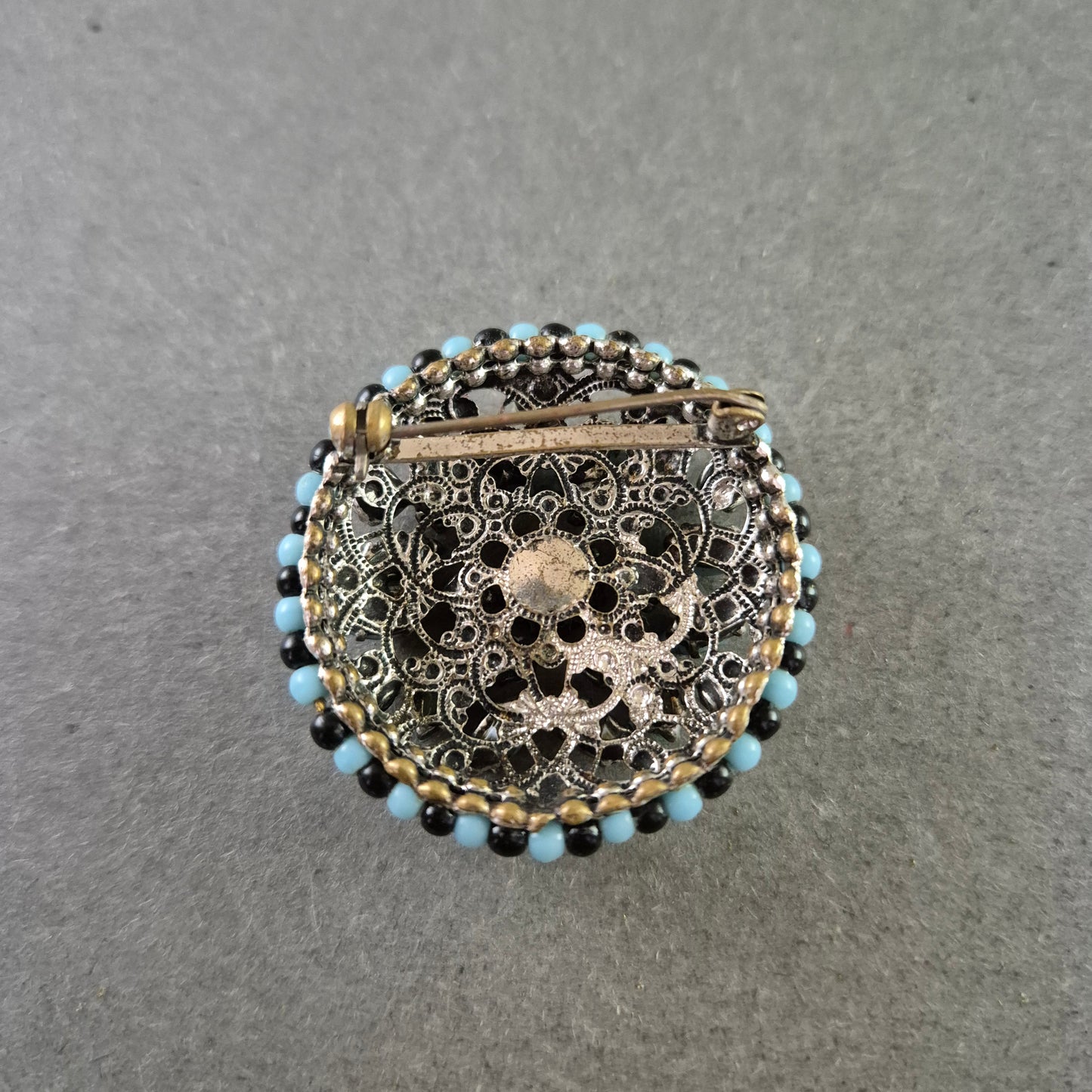 Vintage Brosche im Barockstil – Rundes Design mit türkisfarbenen Akzenten