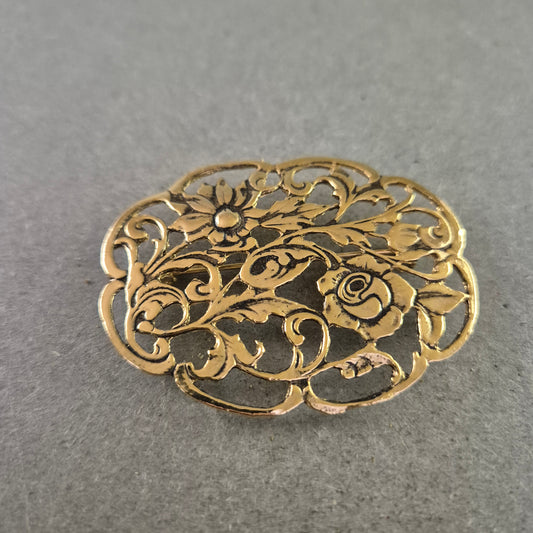 Filigrane Goldbrosche mit floralen Motiven – Eleganz im Vintage-Stil