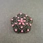 Florale Vintage-Brosche mit rosa Schmucksteinen – Romantischer Akzent