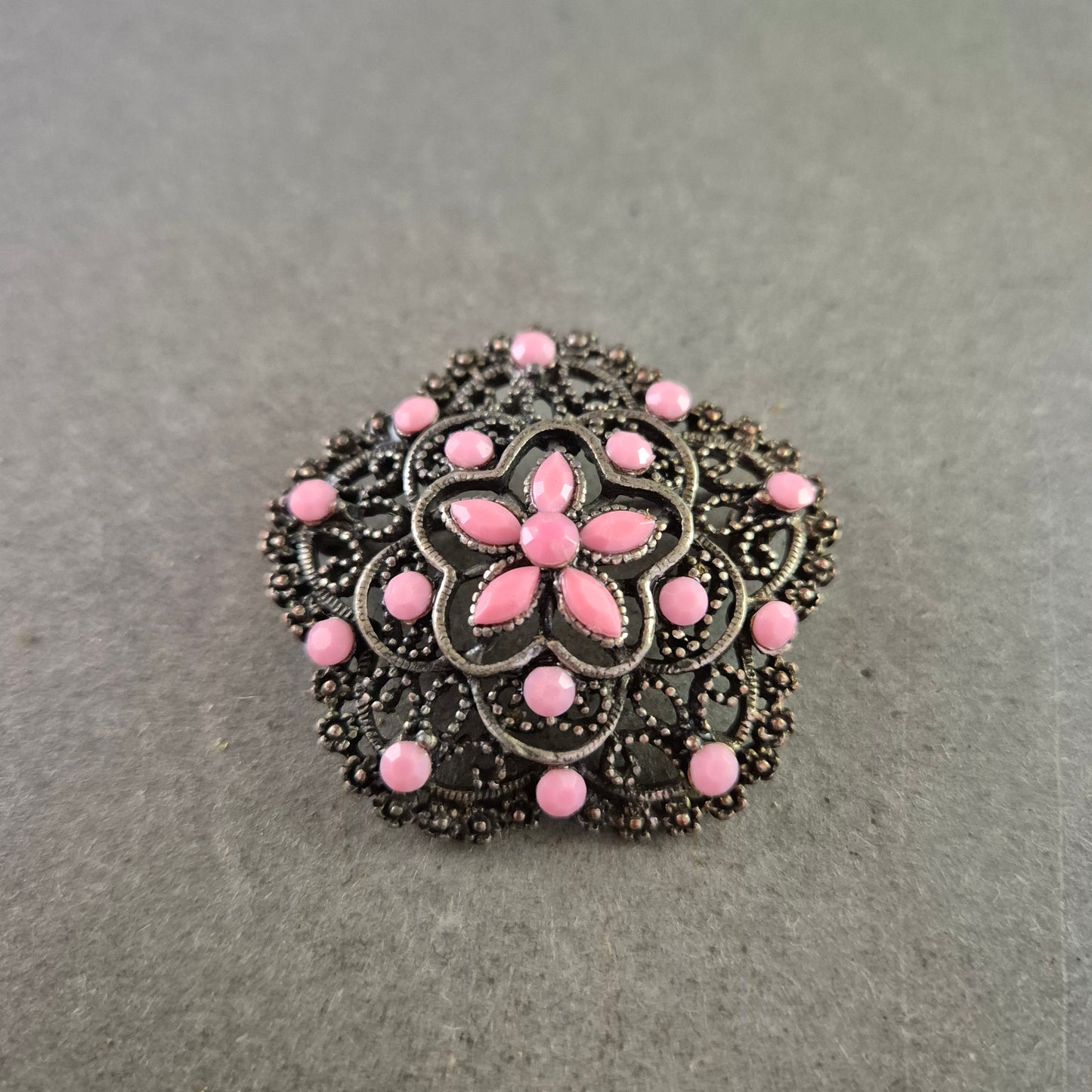 Florale Vintage-Brosche mit rosa Schmucksteinen – Romantischer Akzent