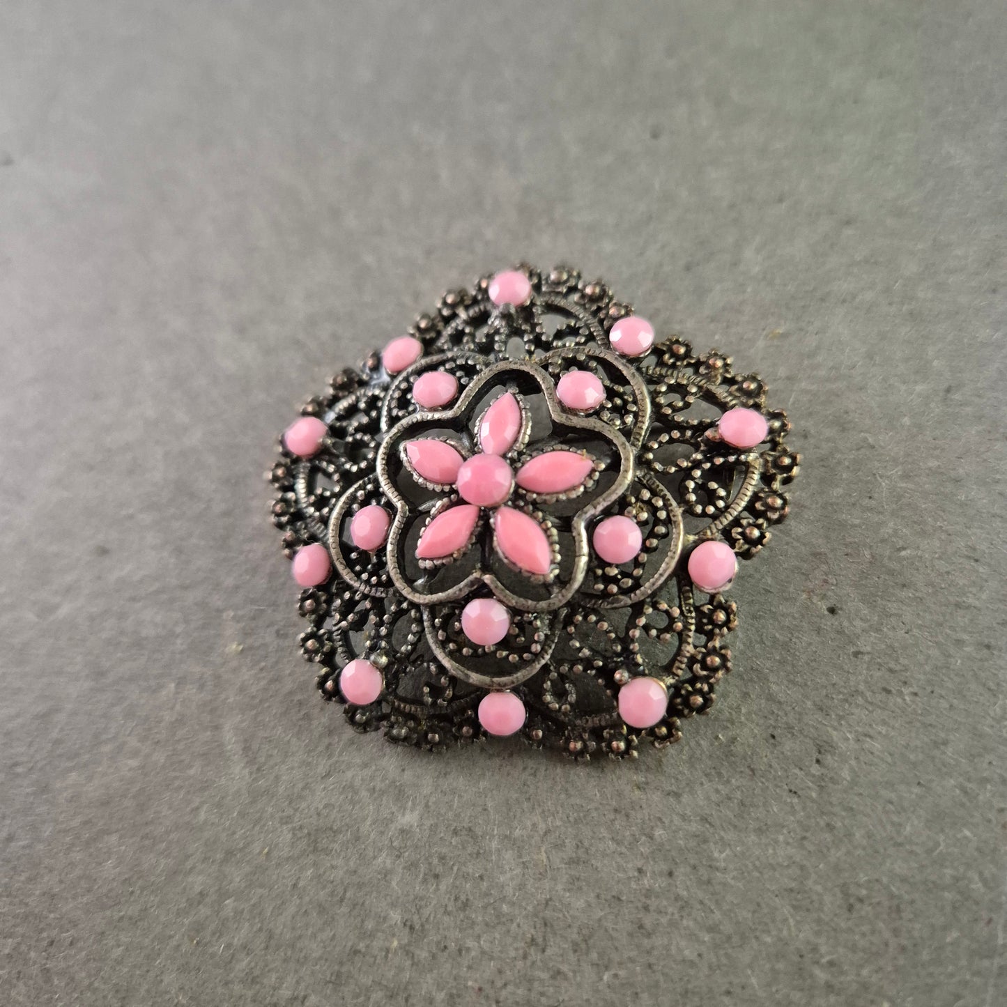 Florale Vintage-Brosche mit rosa Schmucksteinen – Romantischer Akzent