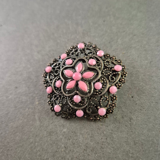 Florale Vintage-Brosche mit rosa Schmucksteinen – Romantischer Akzent