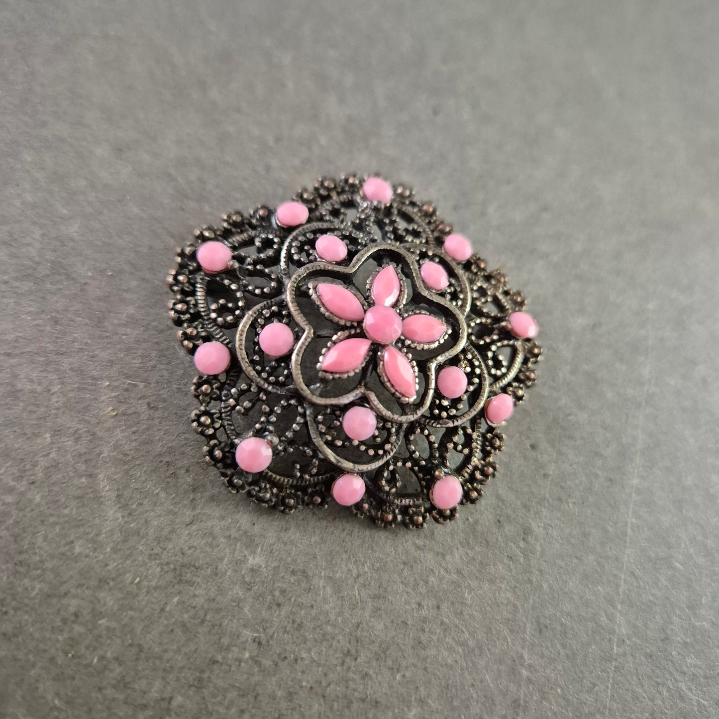 Florale Vintage-Brosche mit rosa Schmucksteinen – Romantischer Akzent