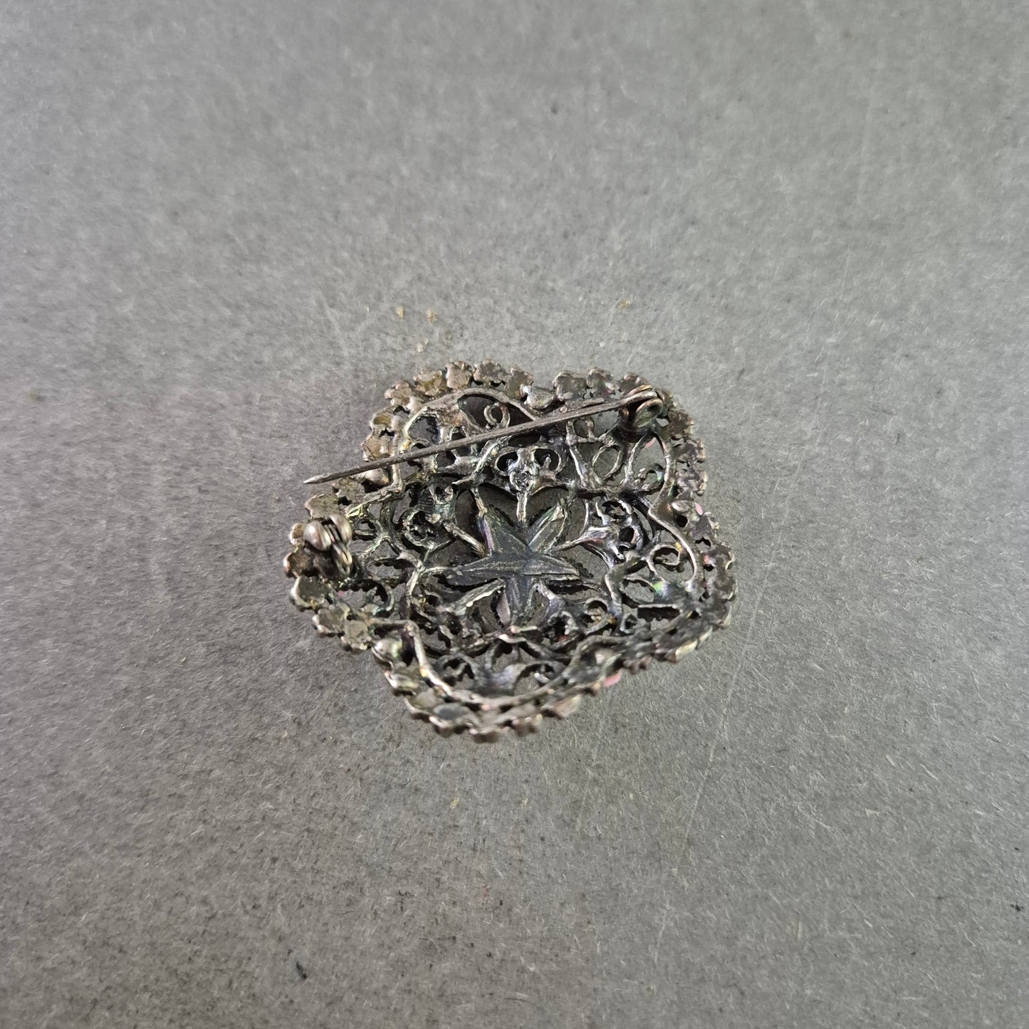 Florale Vintage-Brosche mit rosa Schmucksteinen – Romantischer Akzent