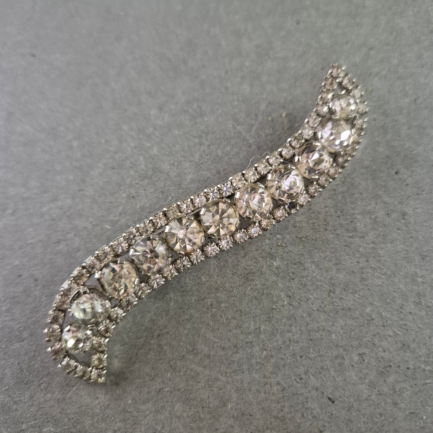 Vintage Strass-Brosche in S-Form – Funkelnde Eleganz der 50er