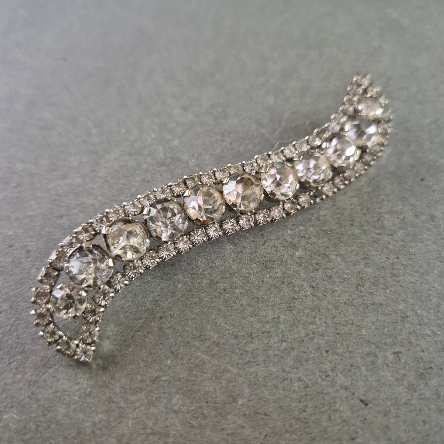 Vintage Strass-Brosche in S-Form – Funkelnde Eleganz der 50er