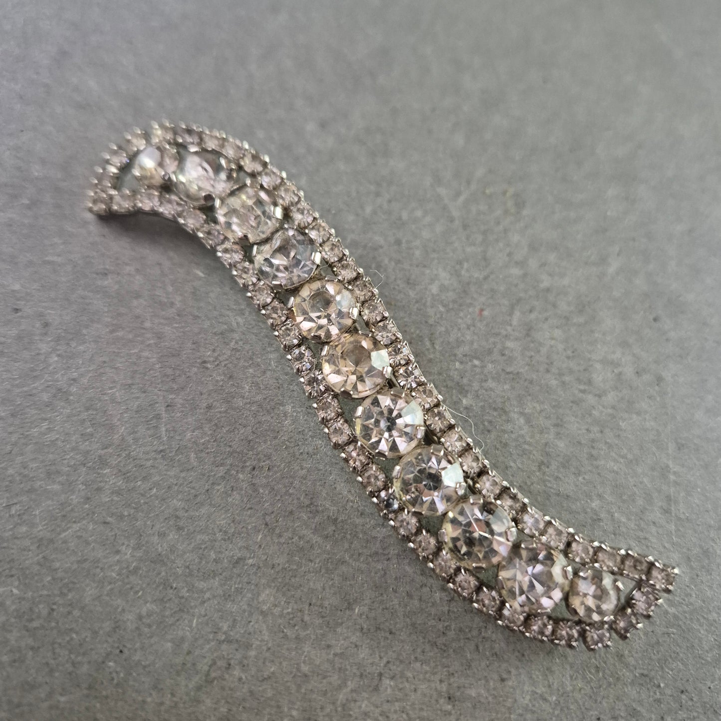 Vintage Strass-Brosche in S-Form – Funkelnde Eleganz der 50er