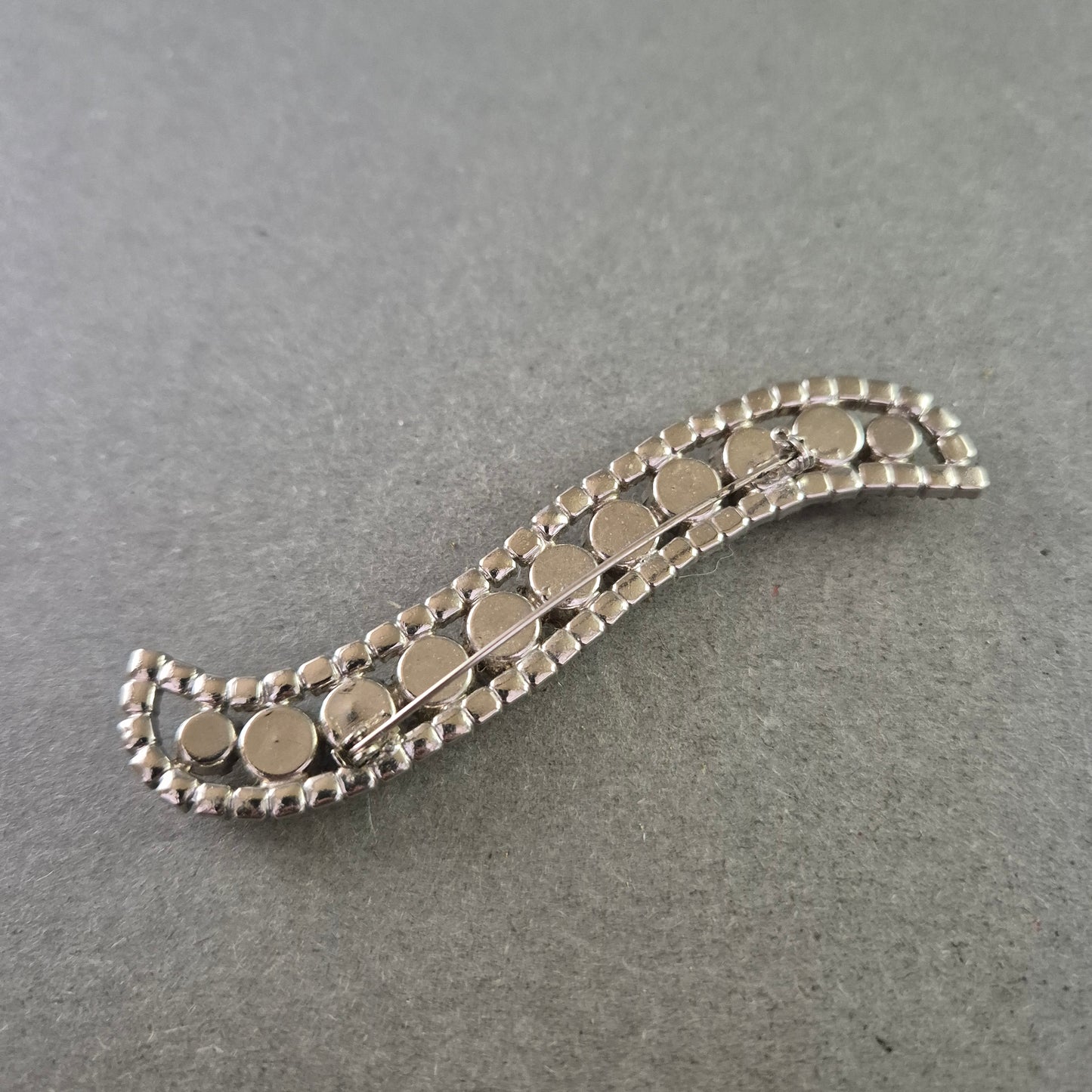 Vintage Strass-Brosche in S-Form – Funkelnde Eleganz der 50er