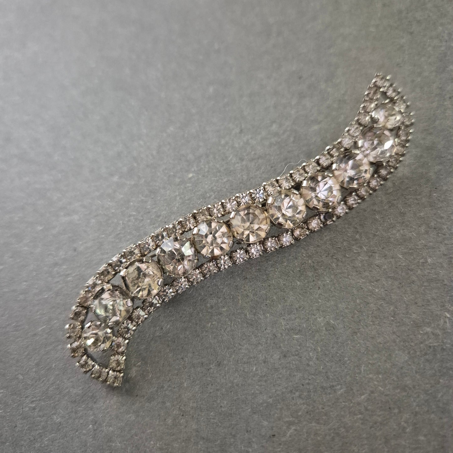 Vintage Strass-Brosche in S-Form – Funkelnde Eleganz der 50er