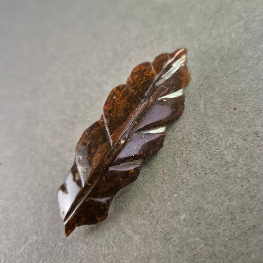 Bernstein Brosche Eichenblatt – Naturdesign Schmuckstück