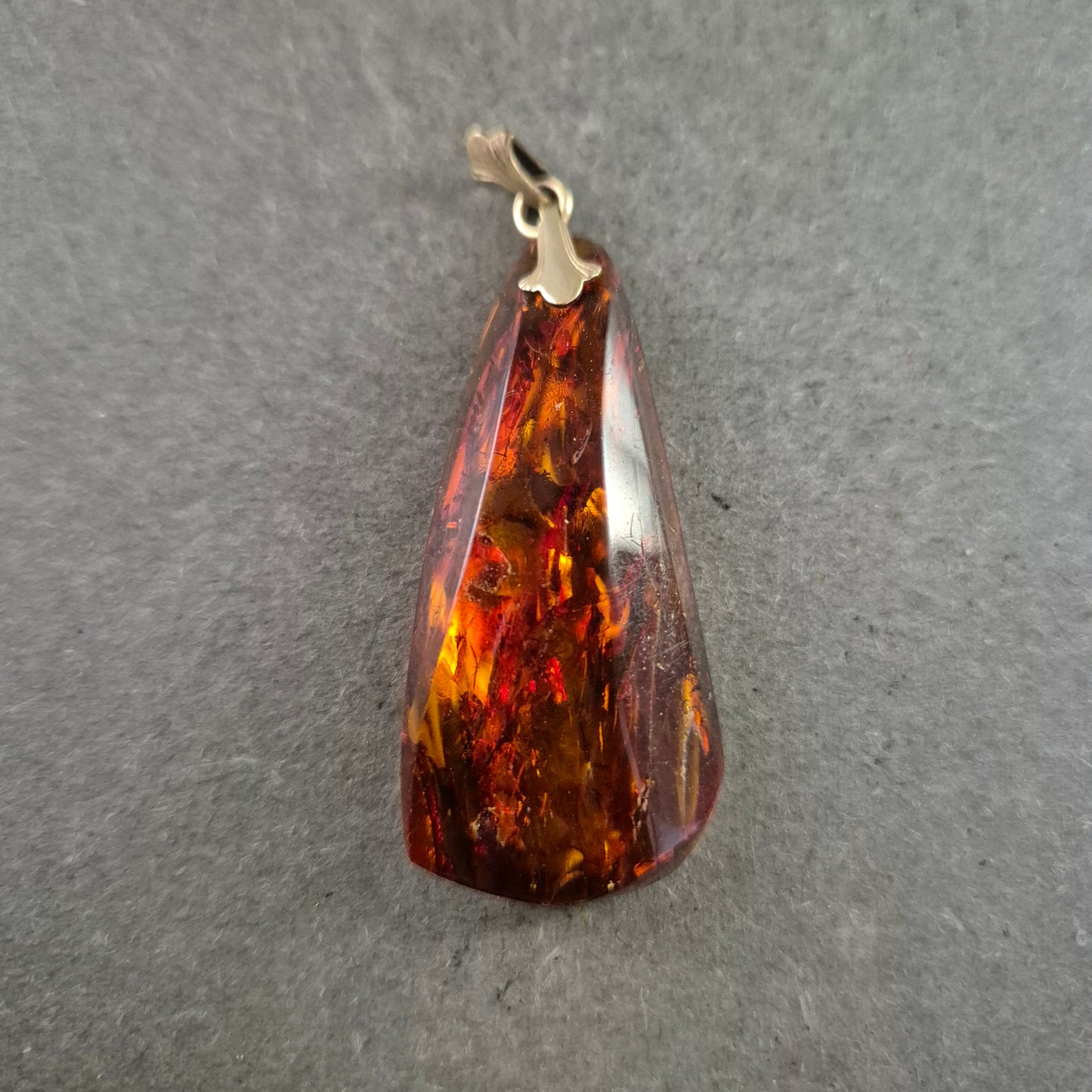 Bernstein Anhänger – Tropfenform mit warmem Glanz