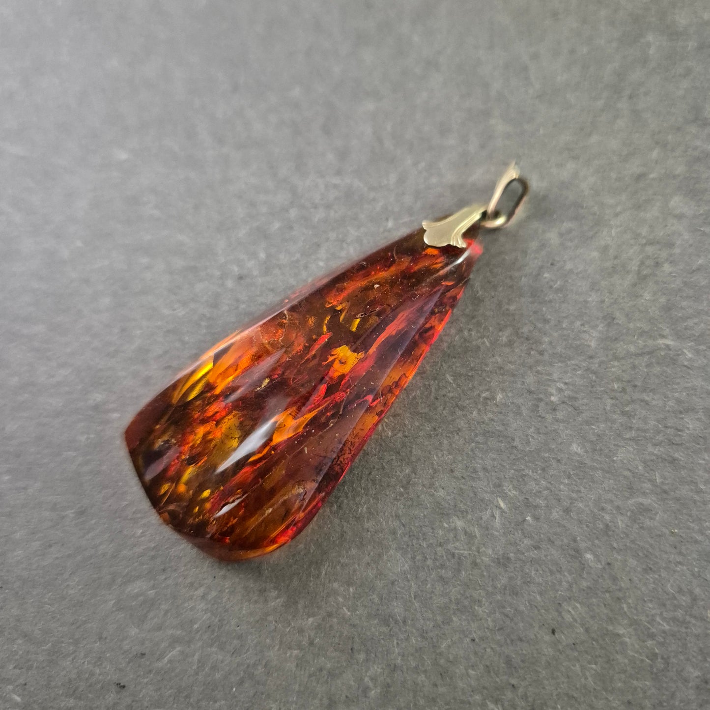 Bernstein Anhänger – Tropfenform mit warmem Glanz