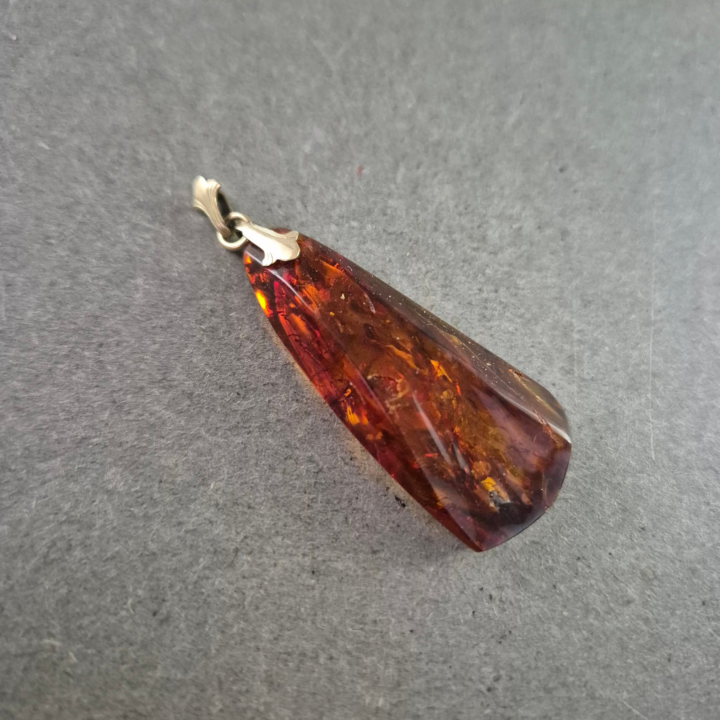 Bernstein Anhänger – Tropfenform mit warmem Glanz