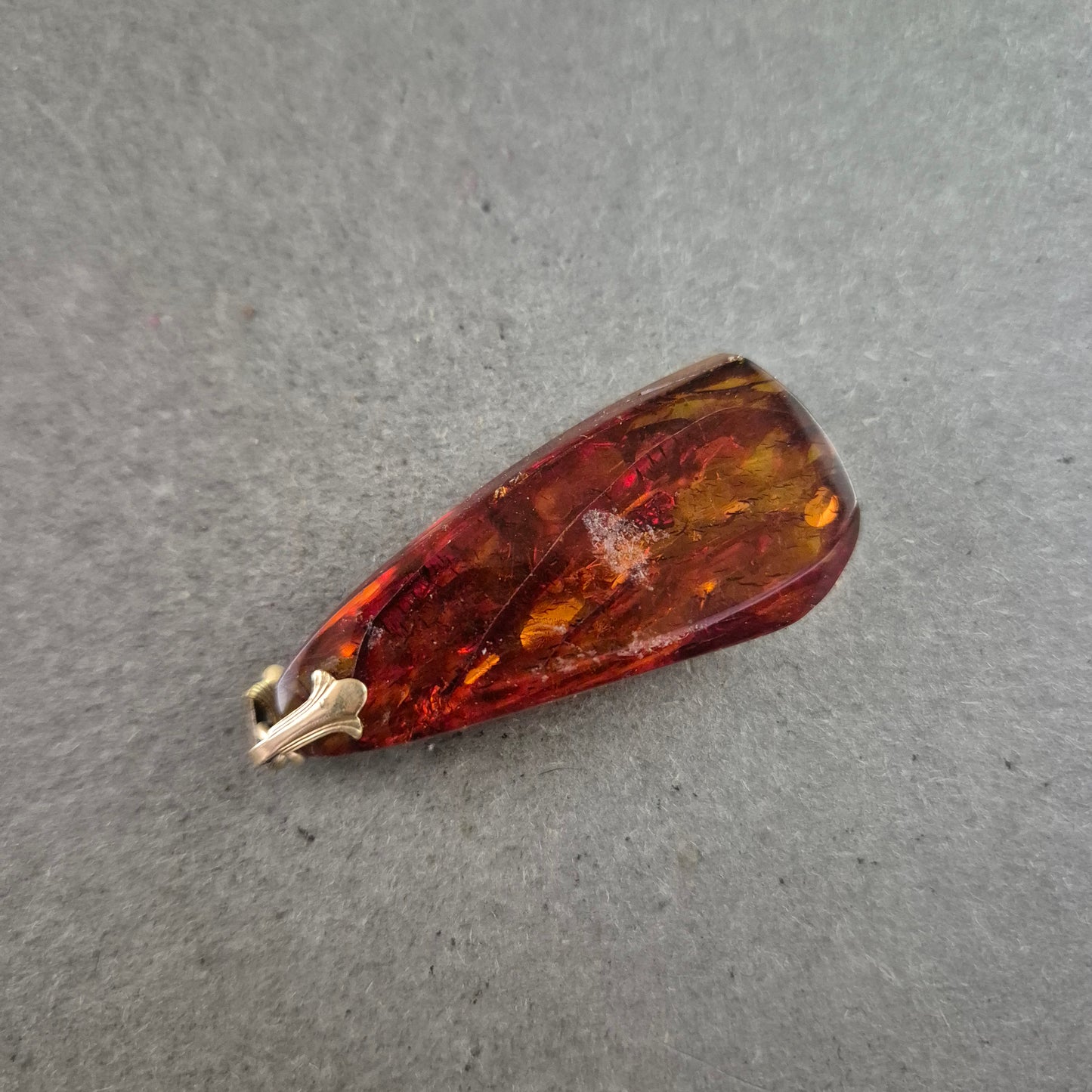 Bernstein Anhänger – Tropfenform mit warmem Glanz