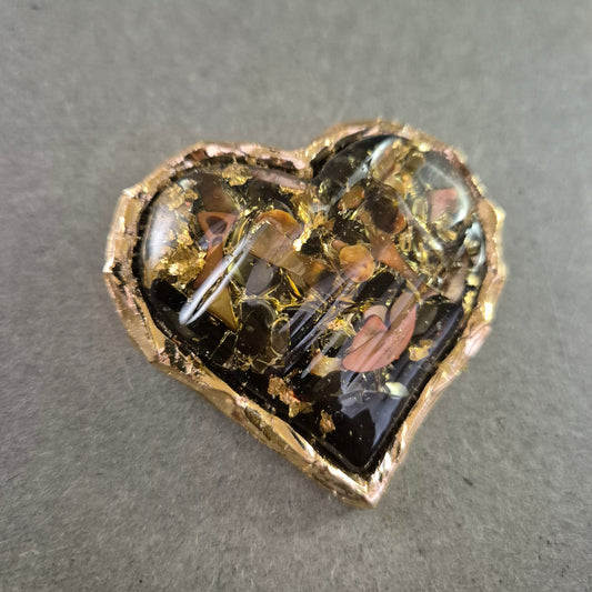Abstrakte Herz-Brosche – Kunstharz & Goldeinschlüsse für einzigartigen Stil
