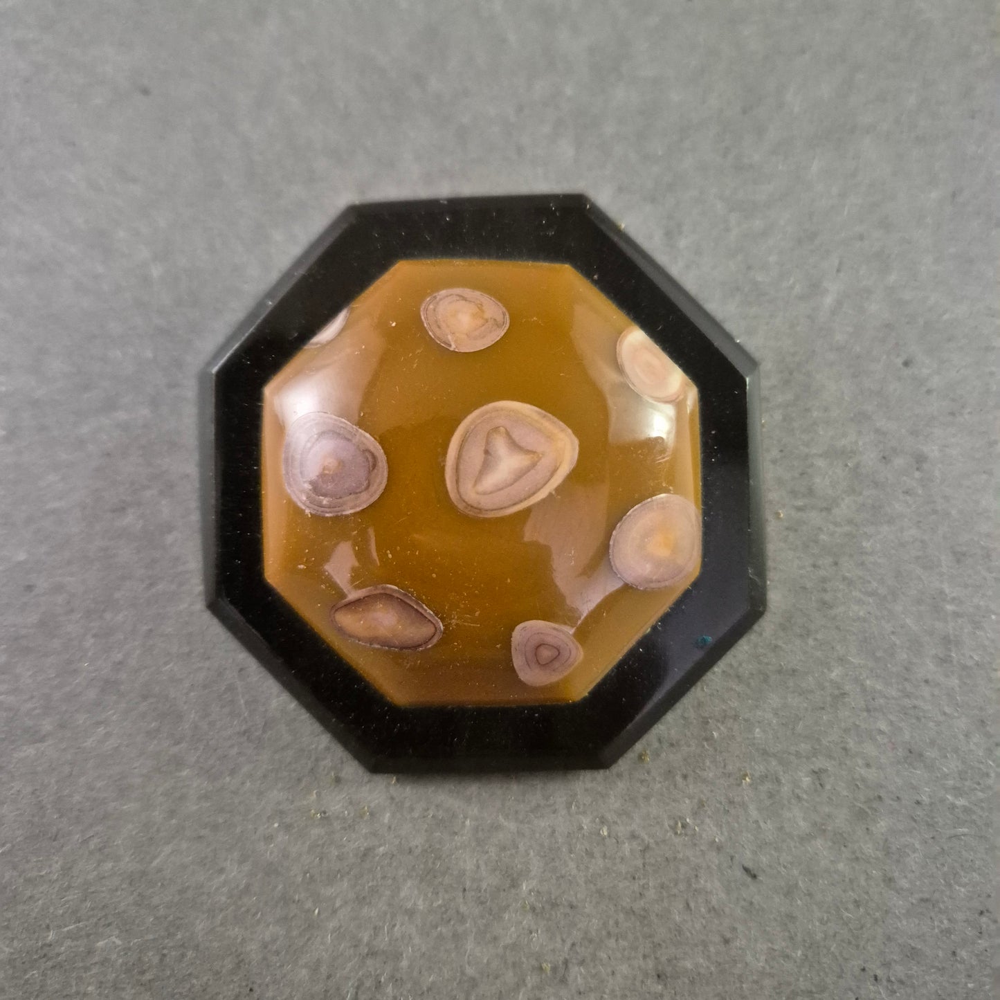 Abstrakte Herz-Brosche – Kunstharz & Goldeinschlüsse für einzigartigen Stil