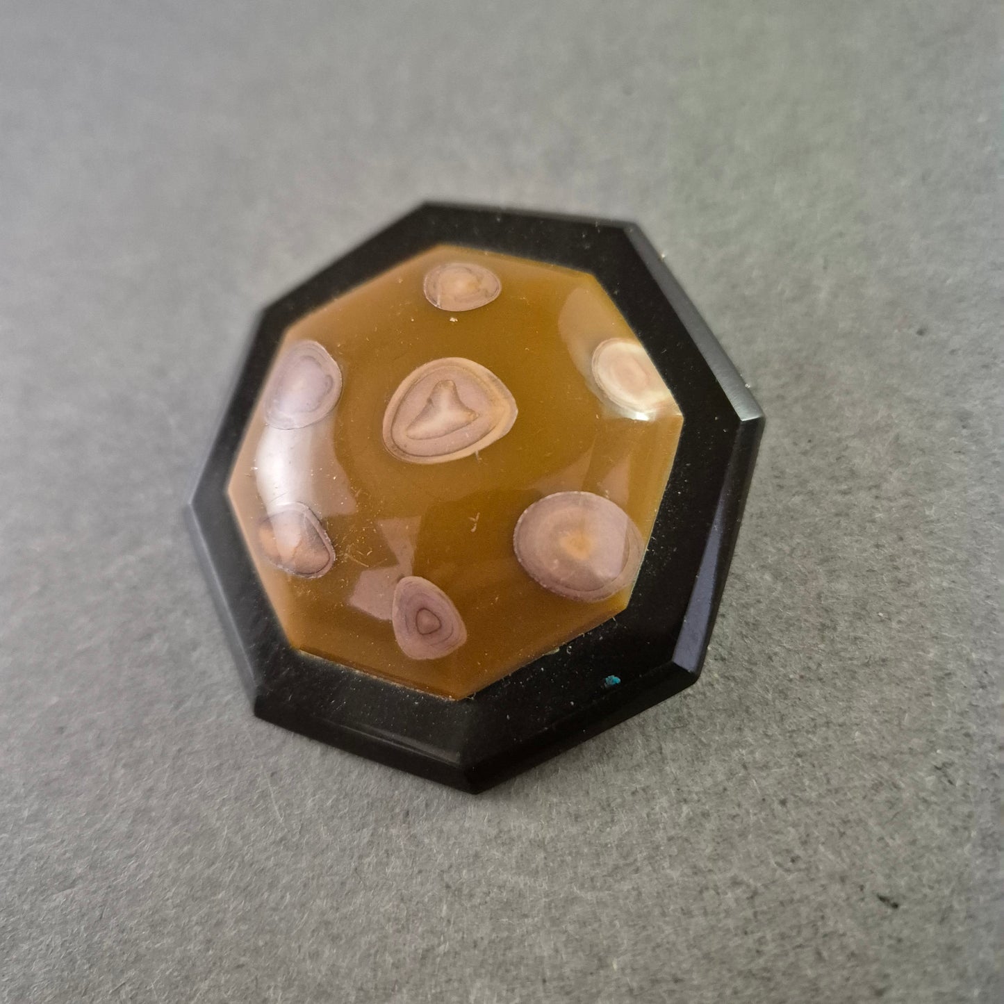 Abstrakte Herz-Brosche – Kunstharz & Goldeinschlüsse für einzigartigen Stil