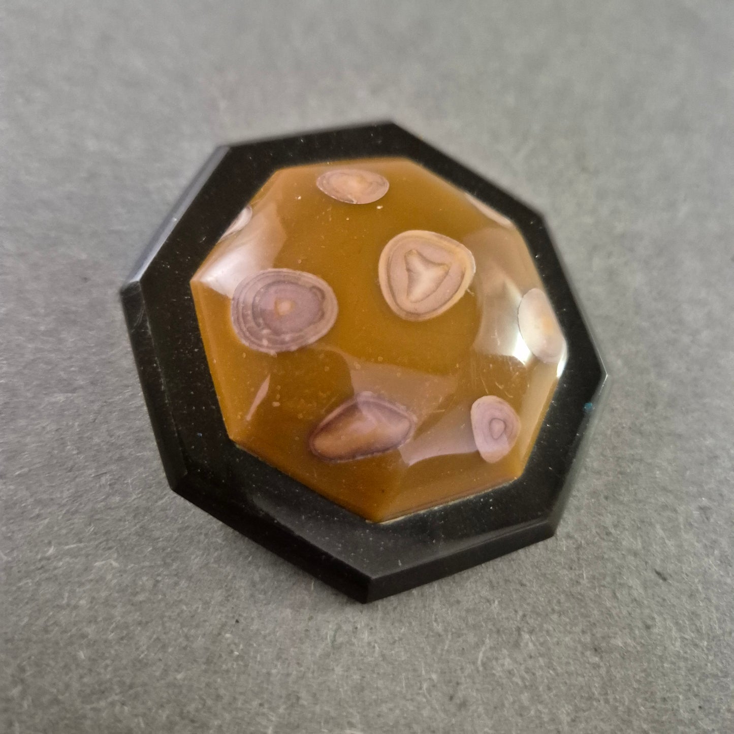 Abstrakte Herz-Brosche – Kunstharz & Goldeinschlüsse für einzigartigen Stil