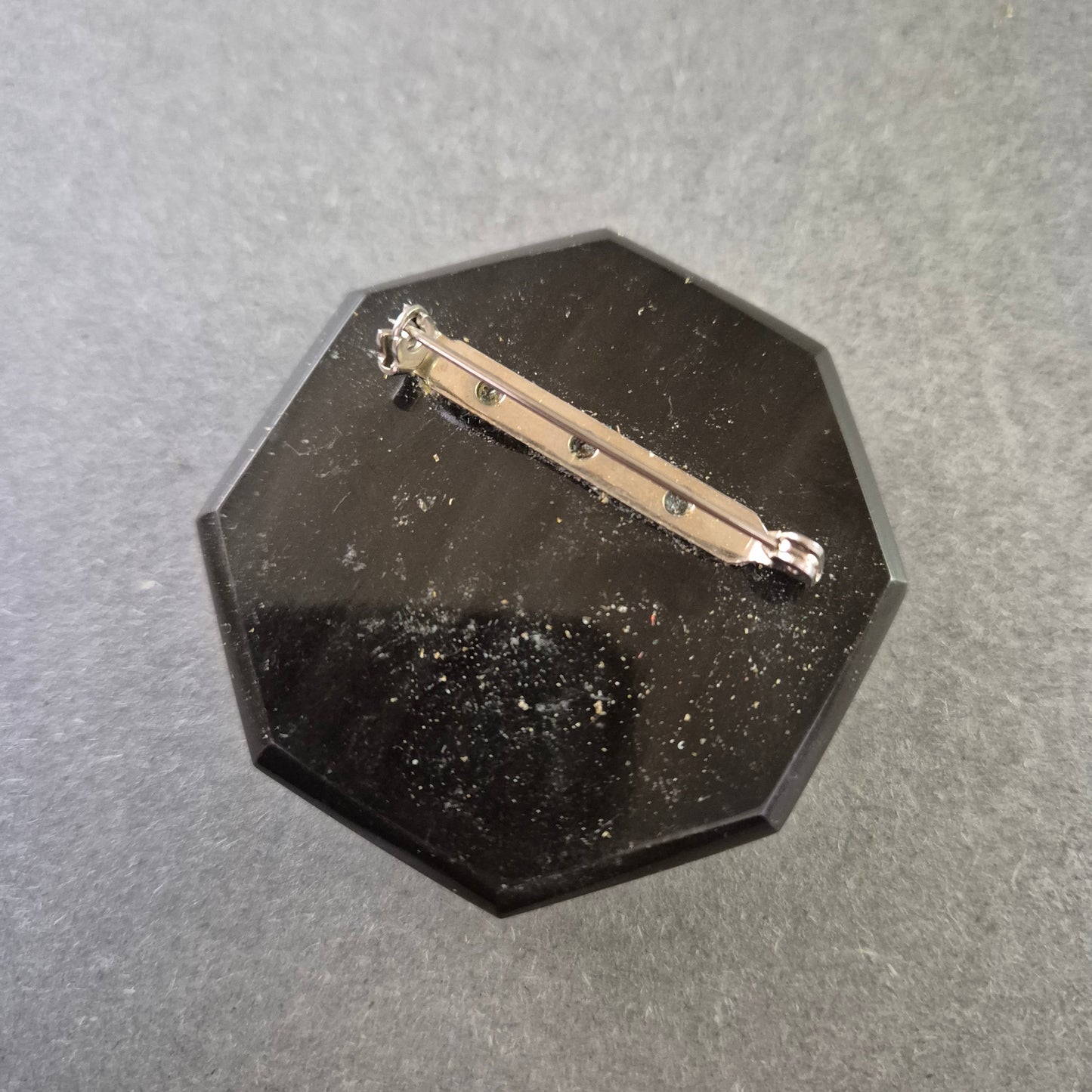 Abstrakte Herz-Brosche – Kunstharz & Goldeinschlüsse für einzigartigen Stil