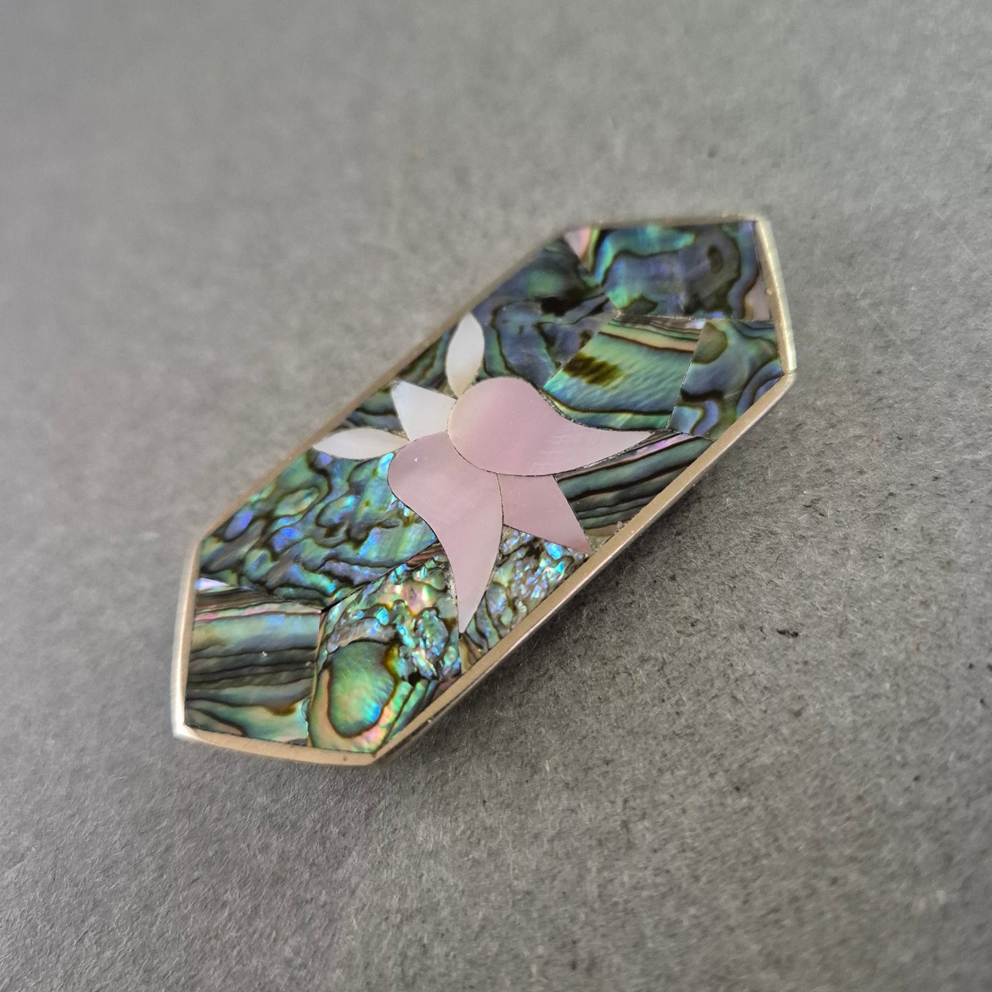 Abalone Brosche – Schillernder Paua-Muschel Schmuck mit Blüten