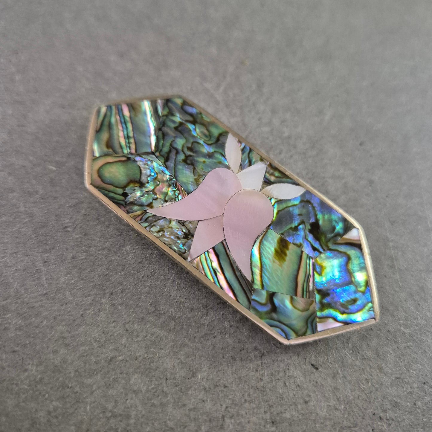 Abalone Brosche – Schillernder Paua-Muschel Schmuck mit Blüten