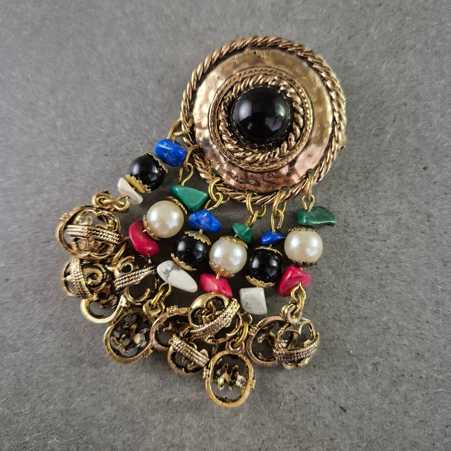 Vintage Statement Brosche – Goldfarben mit bunten Perlen & Charms