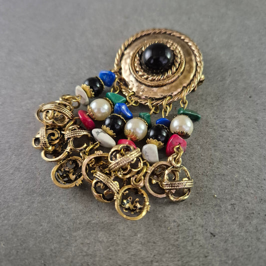 Vintage Statement Brosche – Goldfarben mit bunten Perlen & Charms