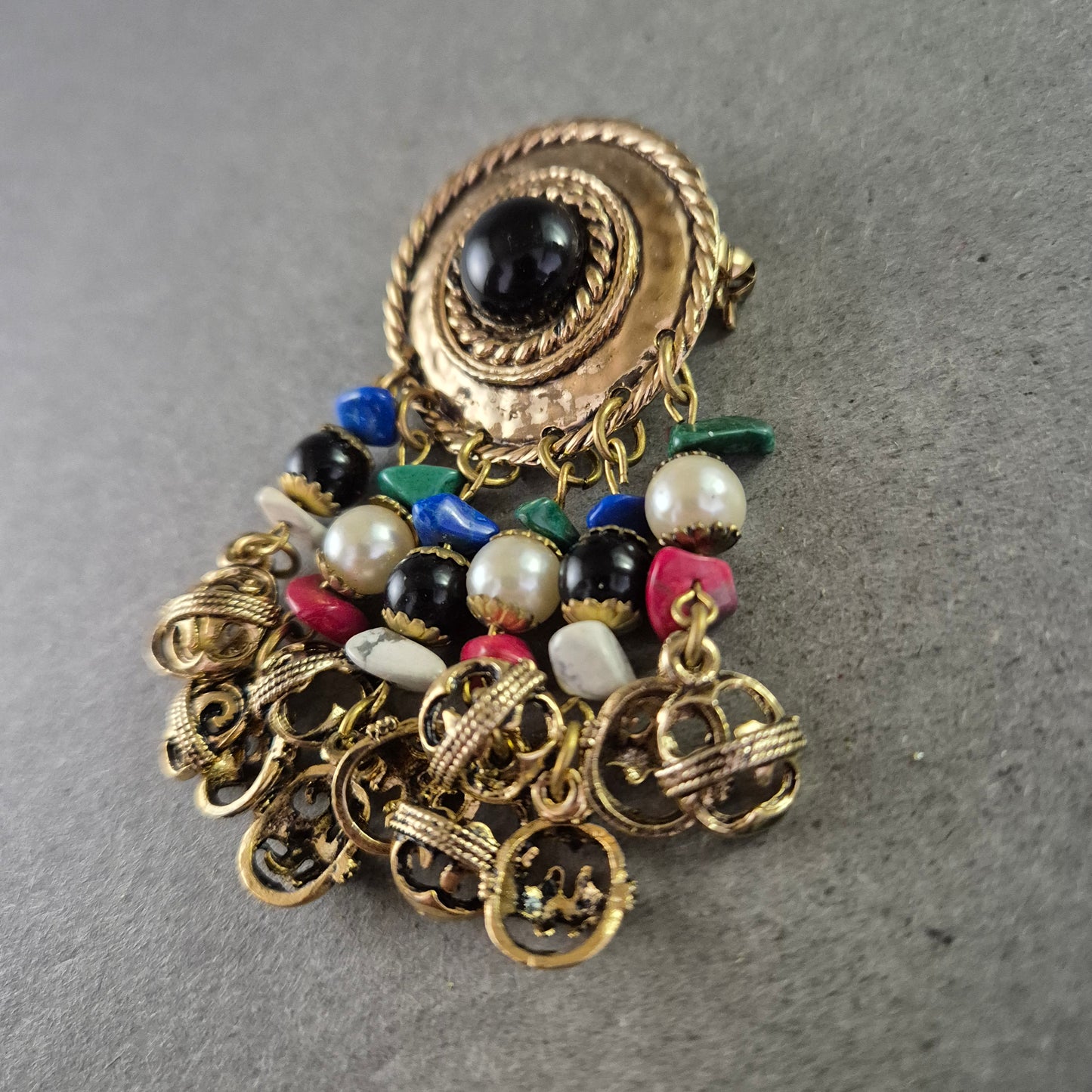 Vintage Statement Brosche – Goldfarben mit bunten Perlen & Charms