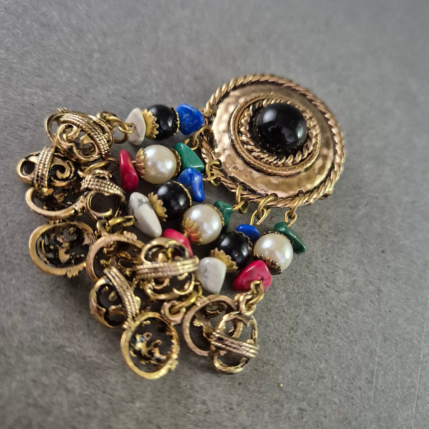 Vintage Statement Brosche – Goldfarben mit bunten Perlen & Charms