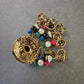 Vintage Statement Brosche – Goldfarben mit bunten Perlen & Charms