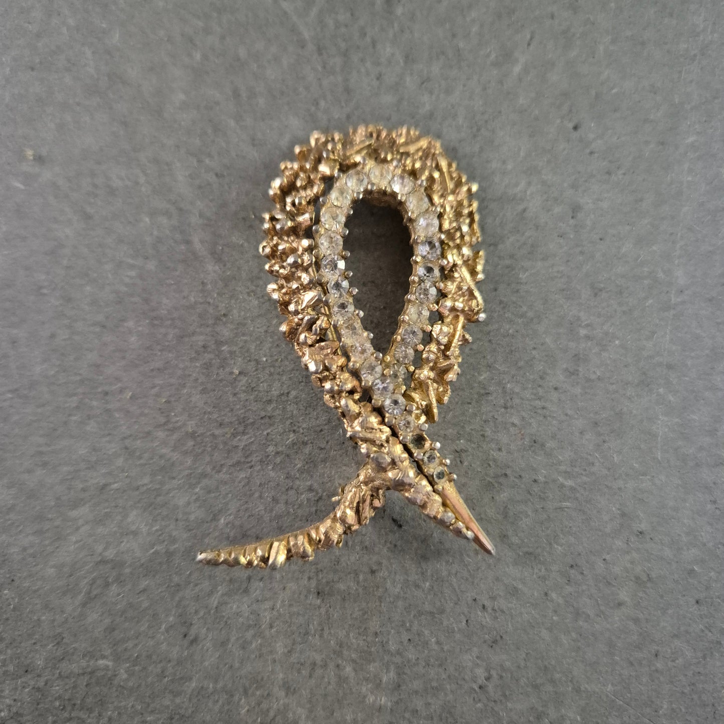 Elegante Goldfarbene Brosche – Funkelnde Strasssteine