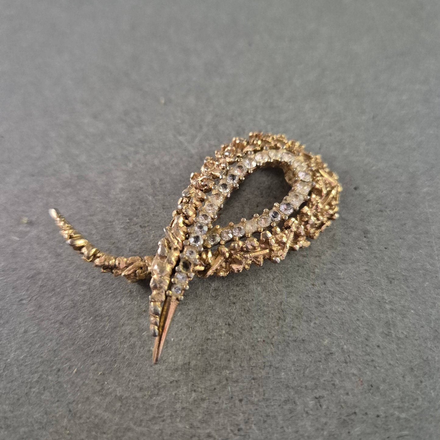 Elegante Goldfarbene Brosche – Funkelnde Strasssteine