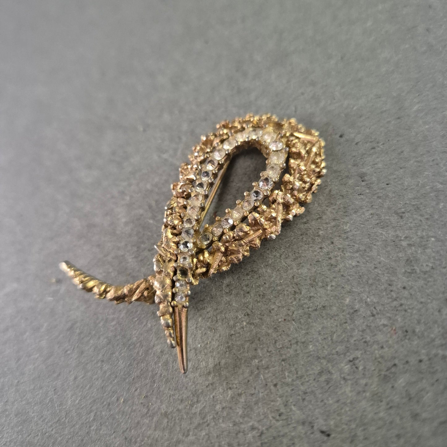 Elegante Goldfarbene Brosche – Funkelnde Strasssteine