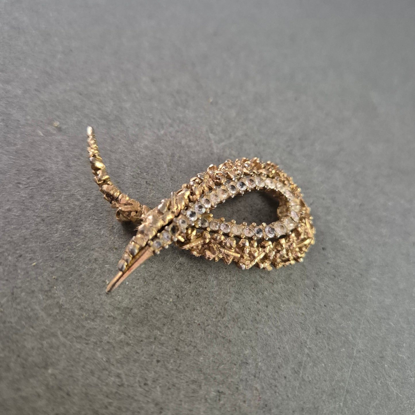 Elegante Goldfarbene Brosche – Funkelnde Strasssteine