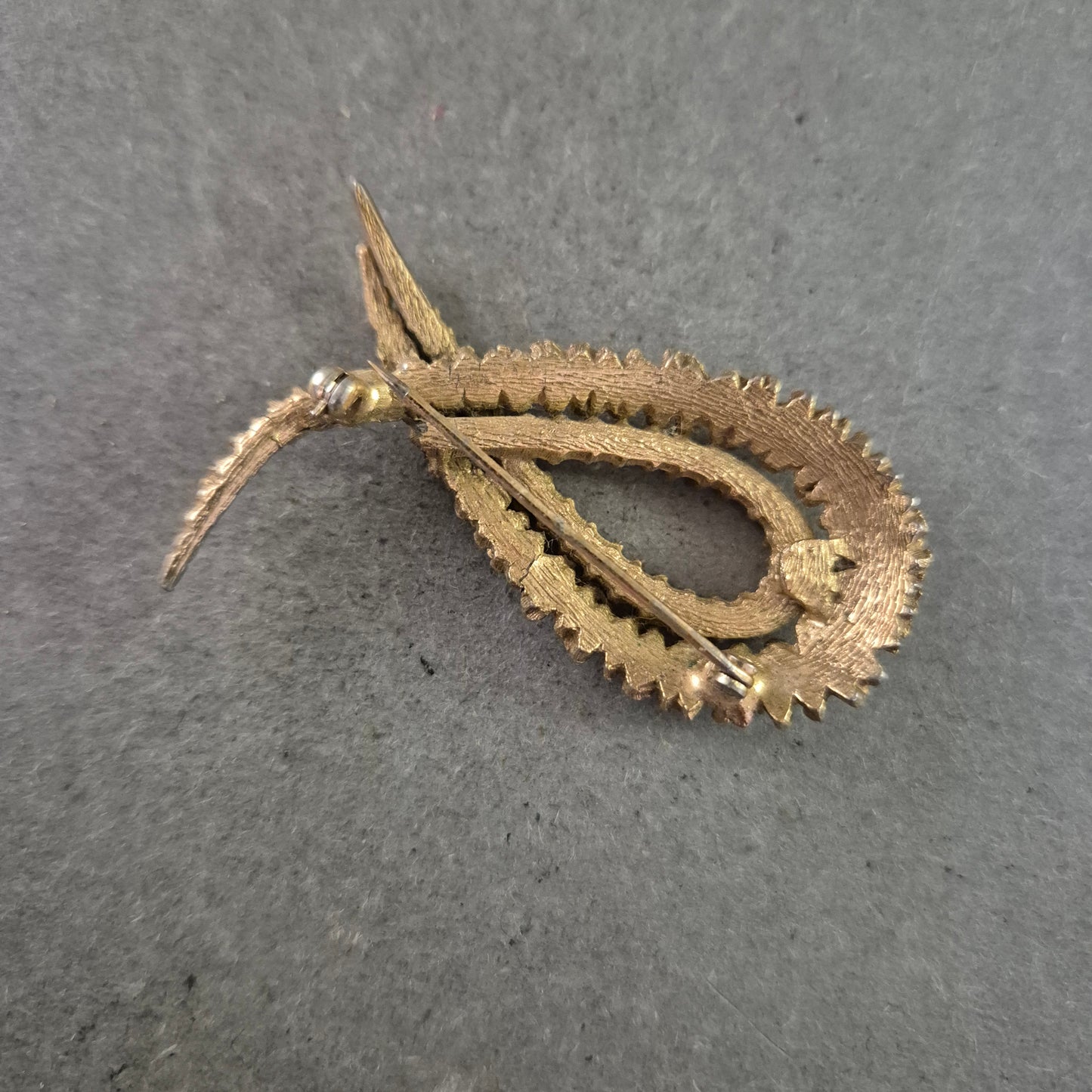 Elegante Goldfarbene Brosche – Funkelnde Strasssteine