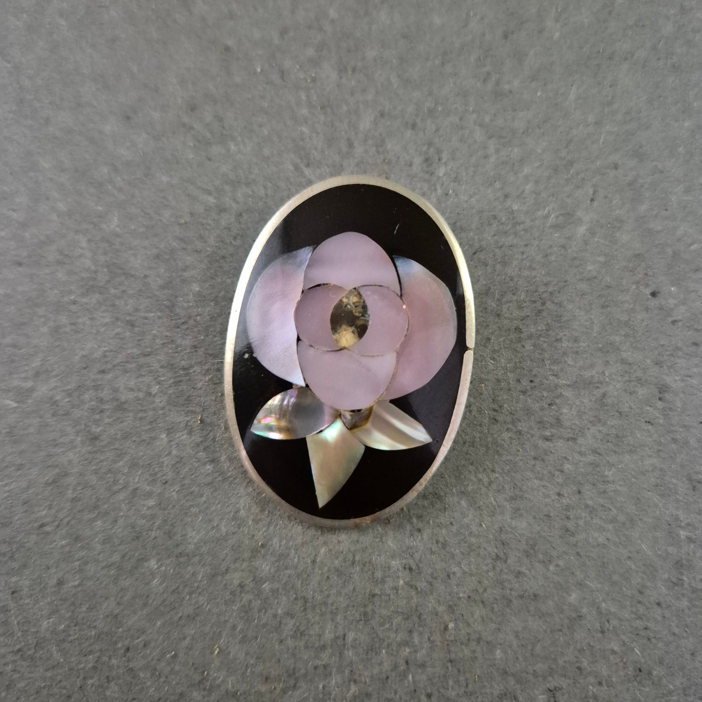 Elegante Brosche – Perlmutt Rose auf schwarzer Basis im Silberrahmen