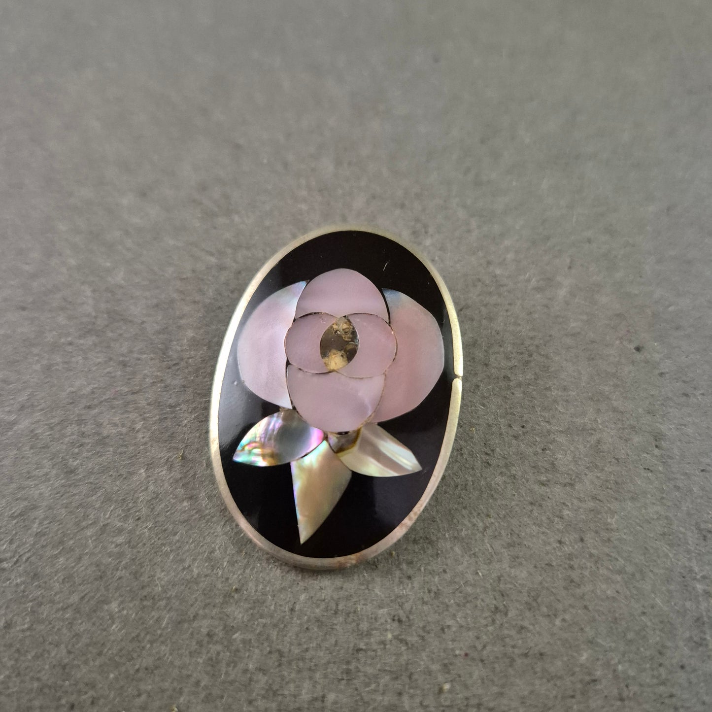 Elegante Brosche – Perlmutt Rose auf schwarzer Basis im Silberrahmen