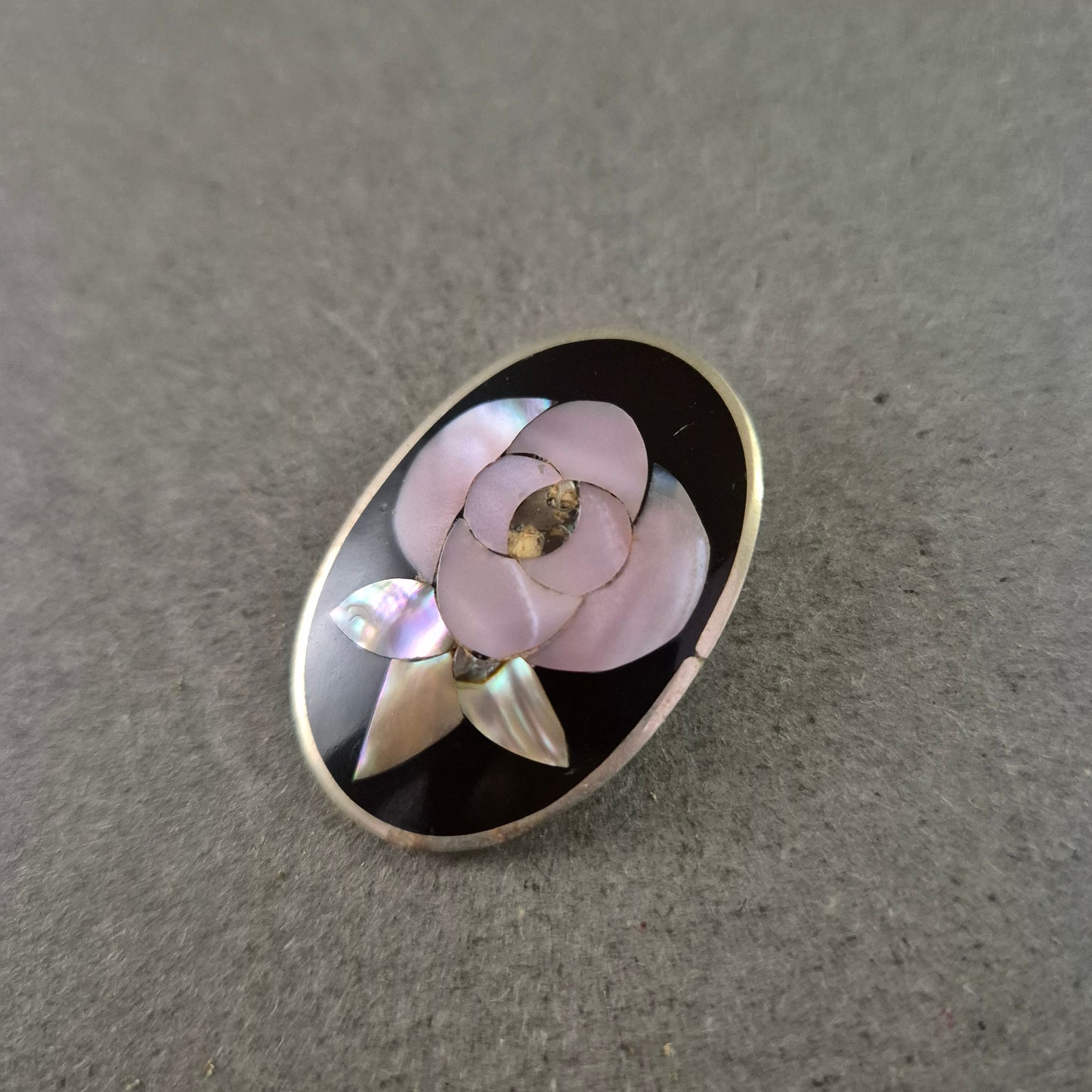 Elegante Brosche – Perlmutt Rose auf schwarzer Basis im Silberrahmen