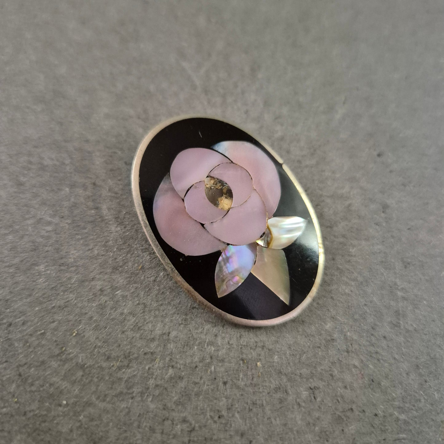 Elegante Brosche – Perlmutt Rose auf schwarzer Basis im Silberrahmen