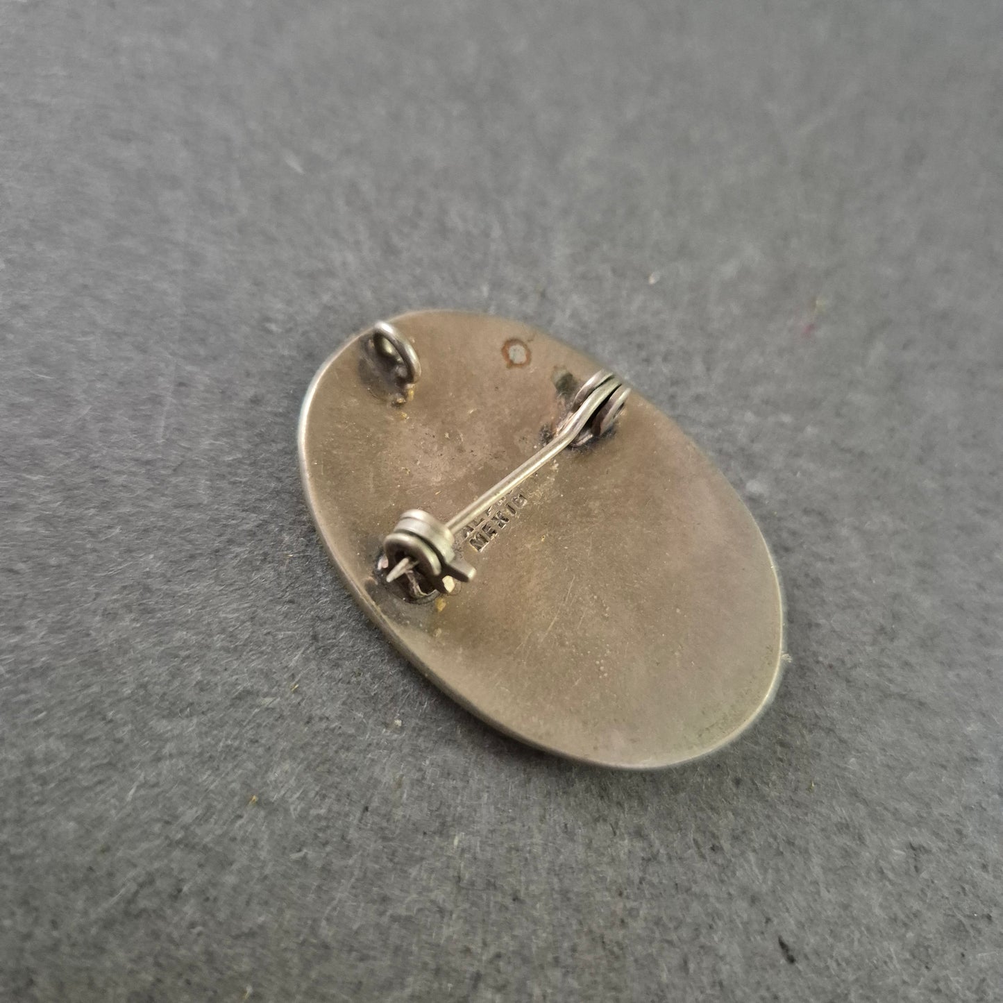 Elegante Brosche – Perlmutt Rose auf schwarzer Basis im Silberrahmen