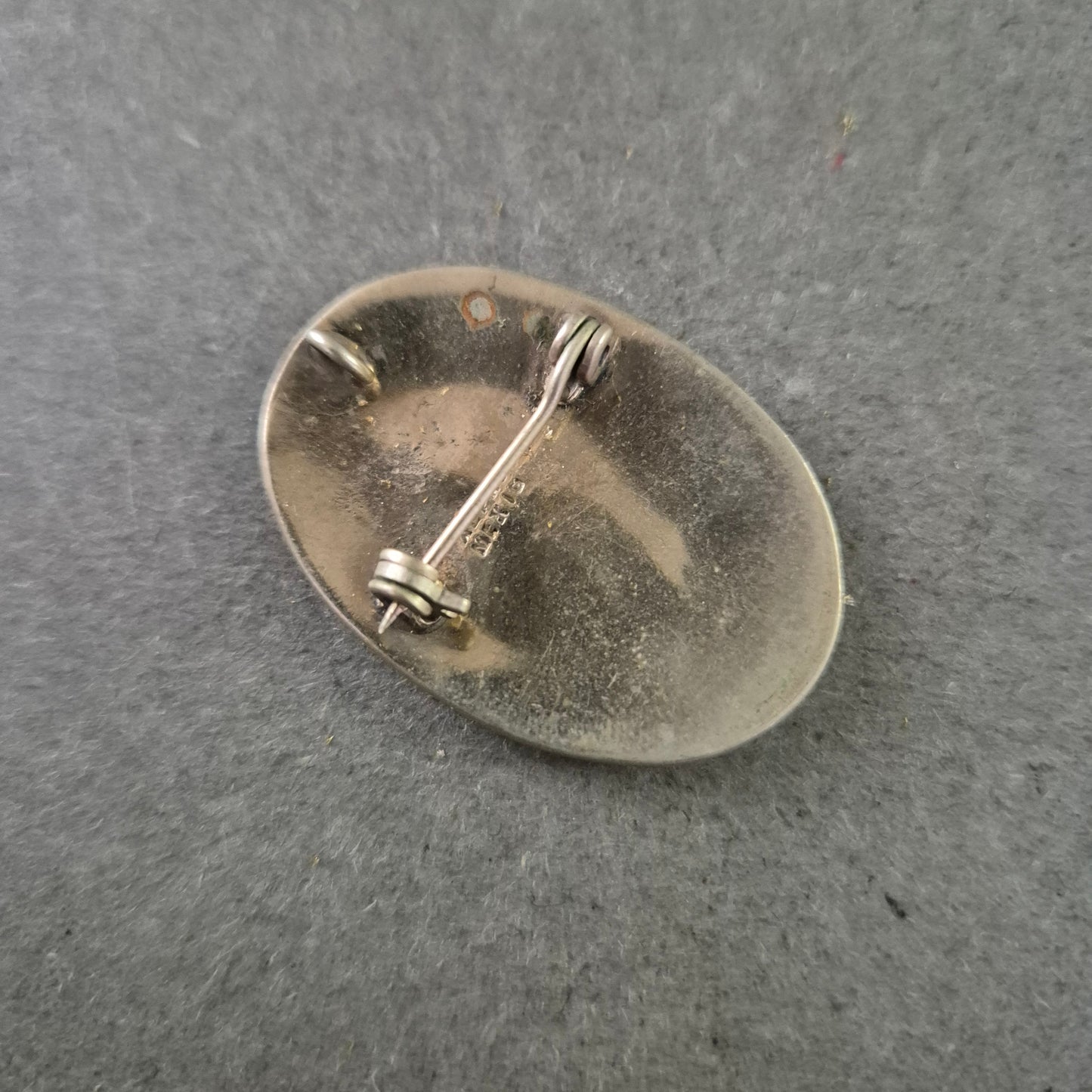 Elegante Brosche – Perlmutt Rose auf schwarzer Basis im Silberrahmen