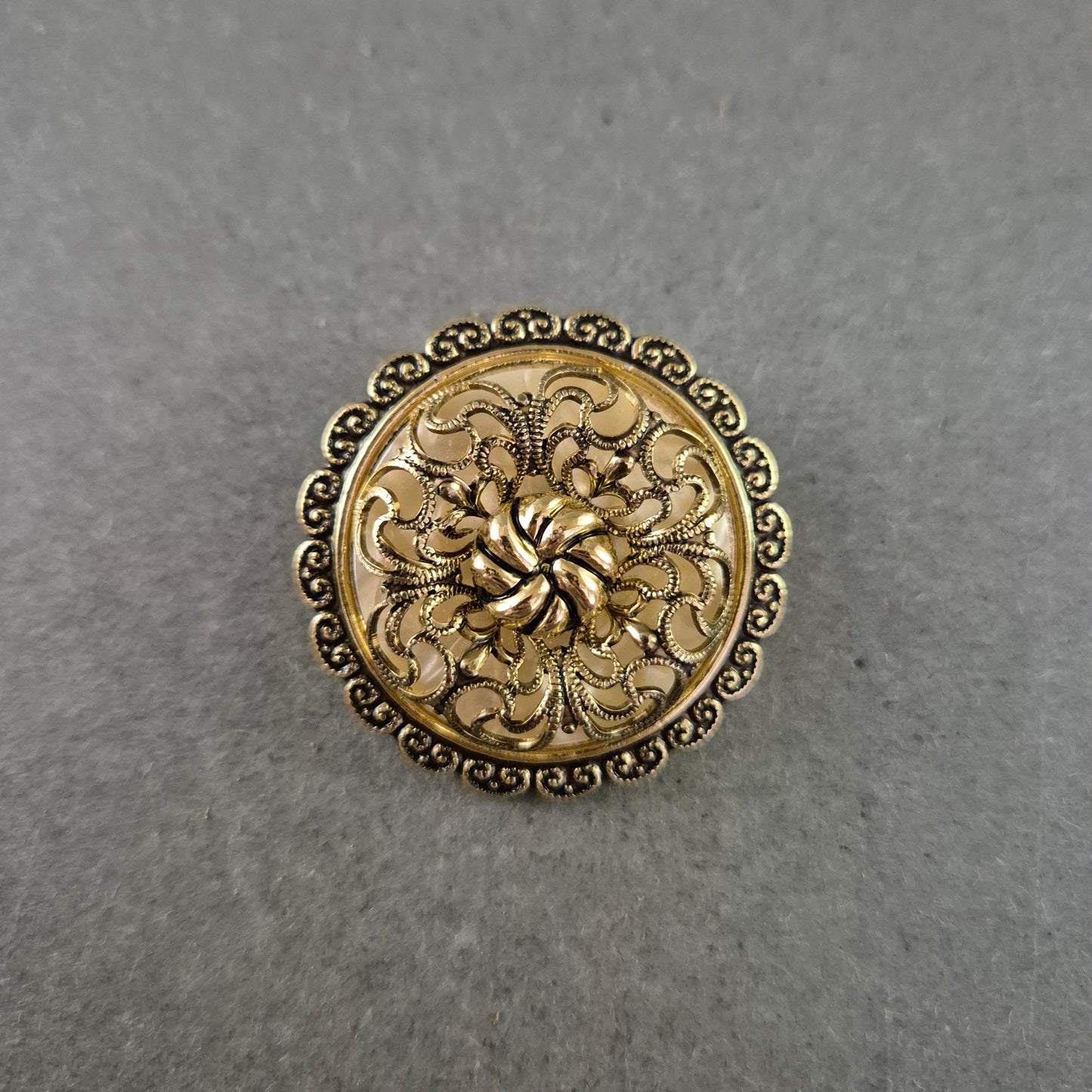 Runde Vintage Brosche – Filigranes Golddesign mit Rosette