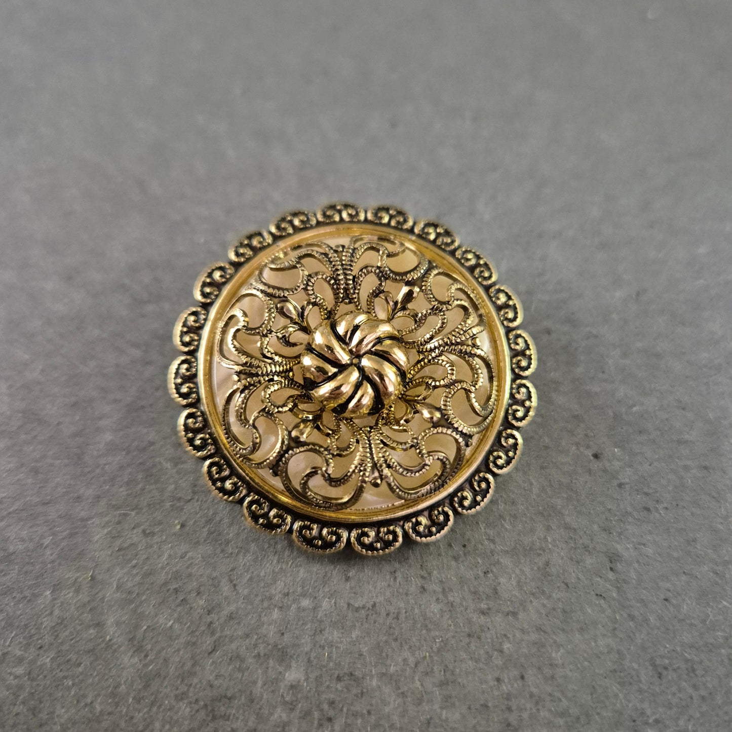 Runde Vintage Brosche – Filigranes Golddesign mit Rosette