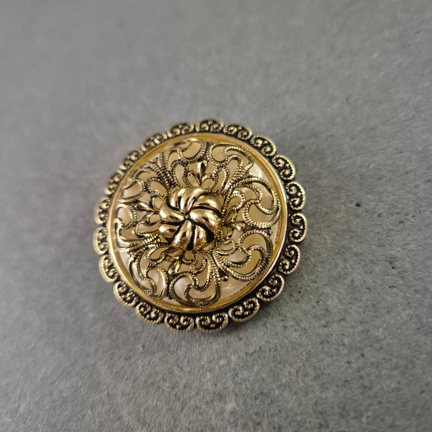 Runde Vintage Brosche – Filigranes Golddesign mit Rosette