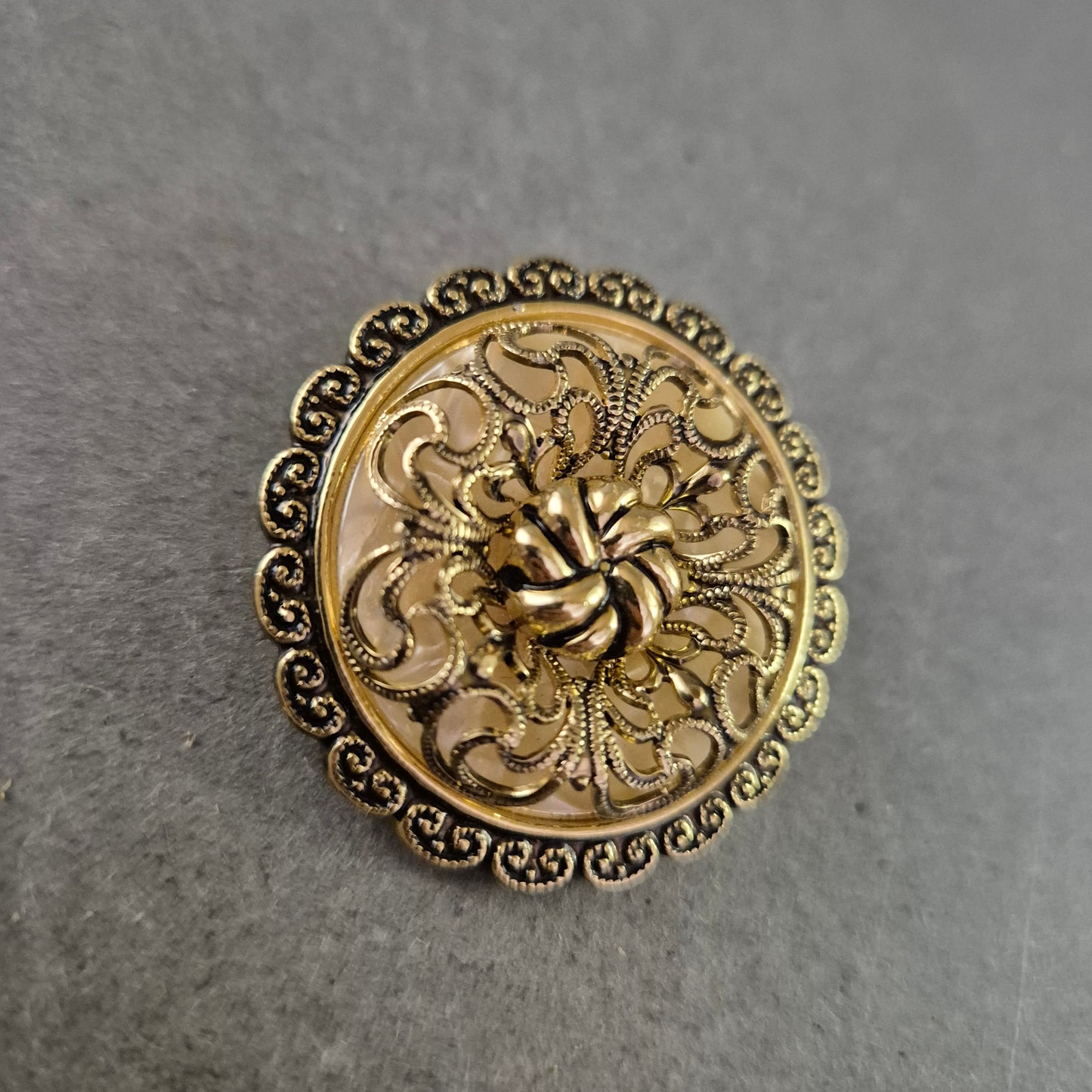 Runde Vintage Brosche – Filigranes Golddesign mit Rosette