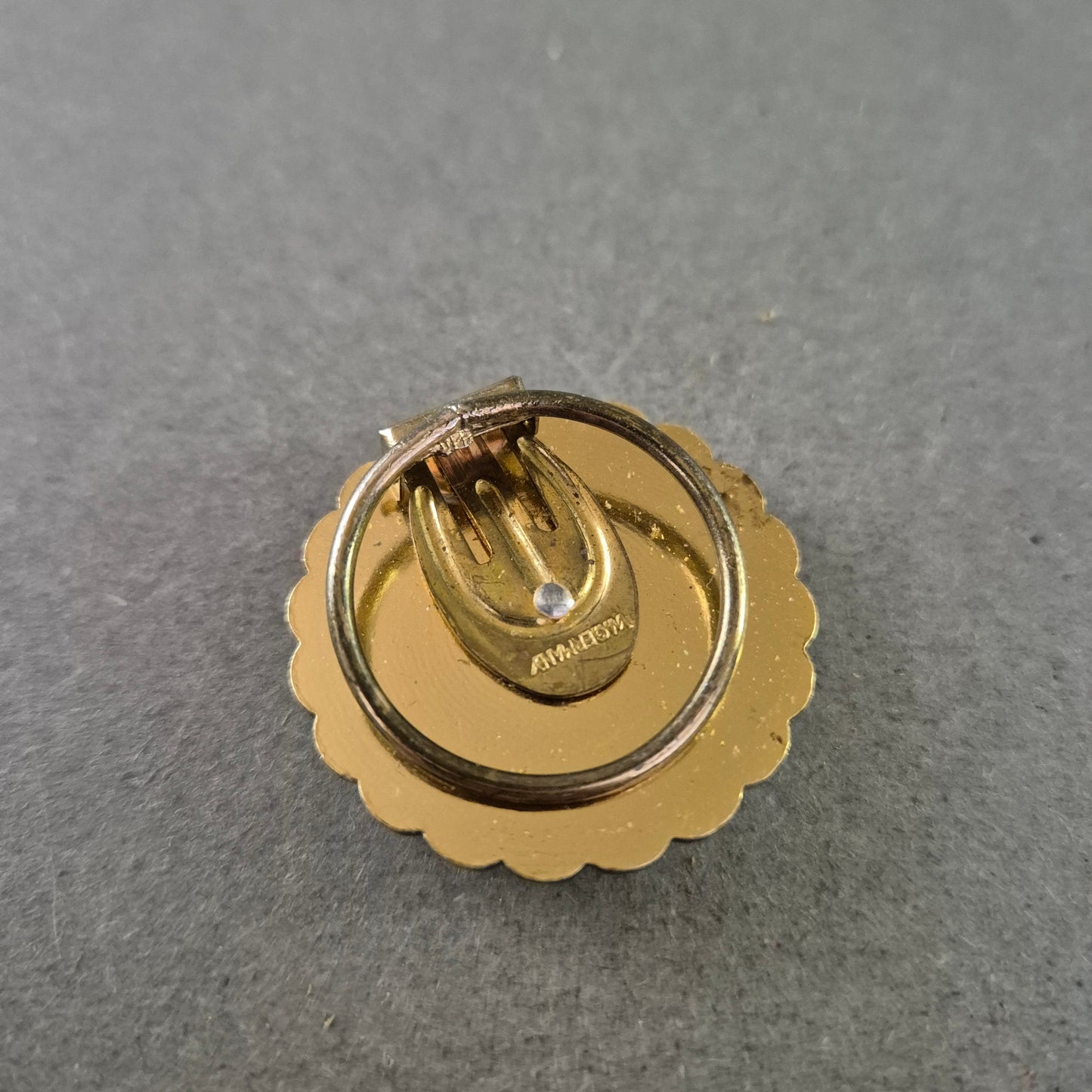 Runde Vintage Brosche – Filigranes Golddesign mit Rosette